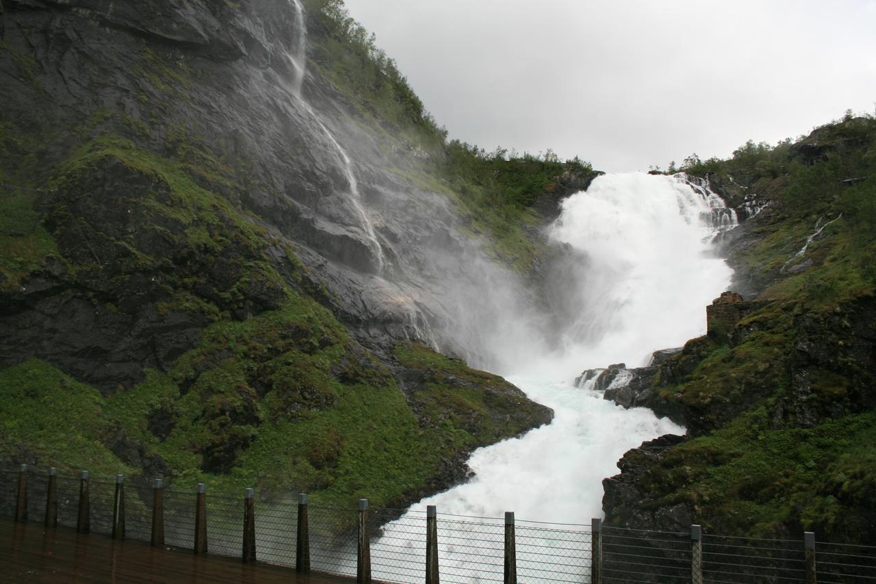 Вилла Der Fjordtraum In Balestrand Direkt Am Wasser Экстерьер фото